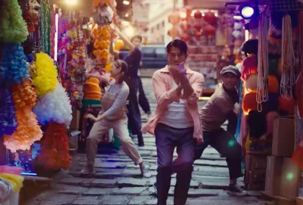 港星送儿子来内地读书，去新疆旅游，香港游客大量涌入内地