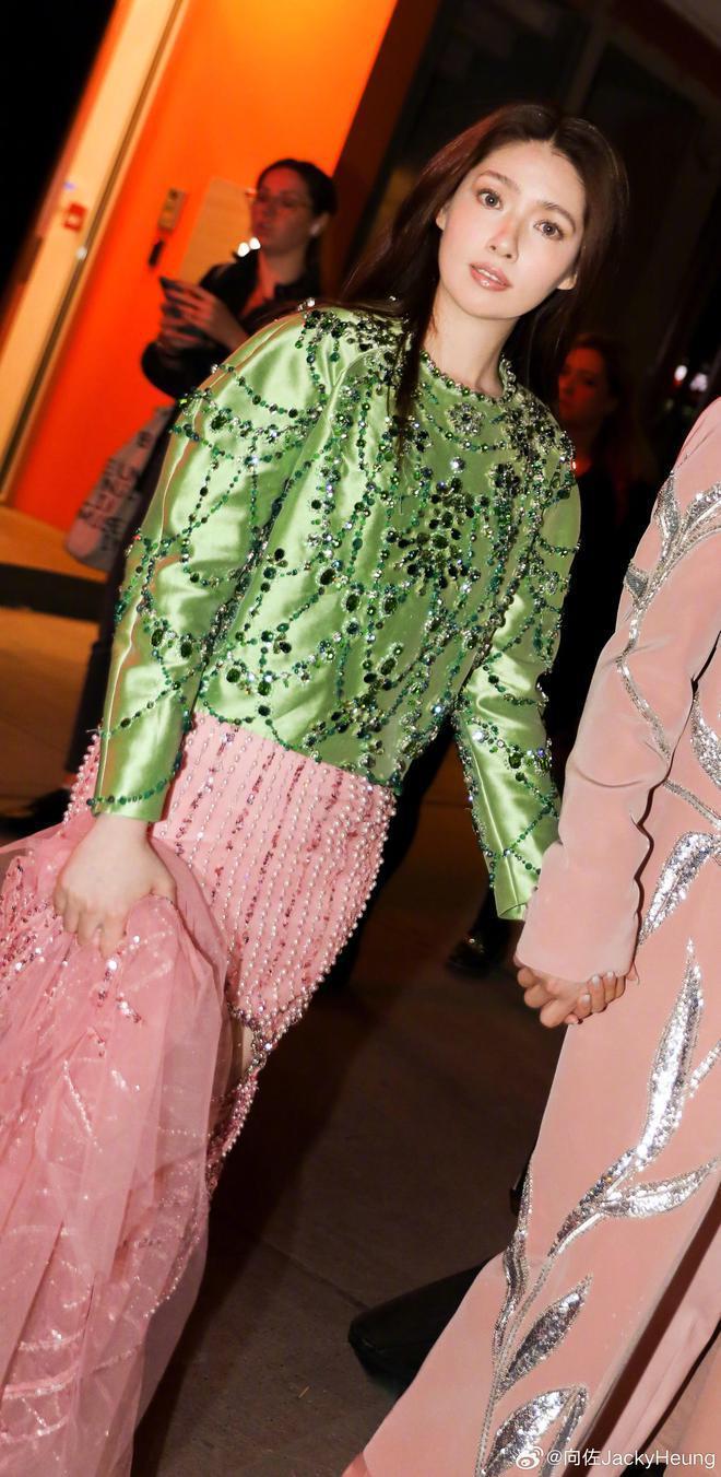 向佐秀恩爱回应热搜，首曝妻子断更原因，郭碧婷妆造再遭吐槽