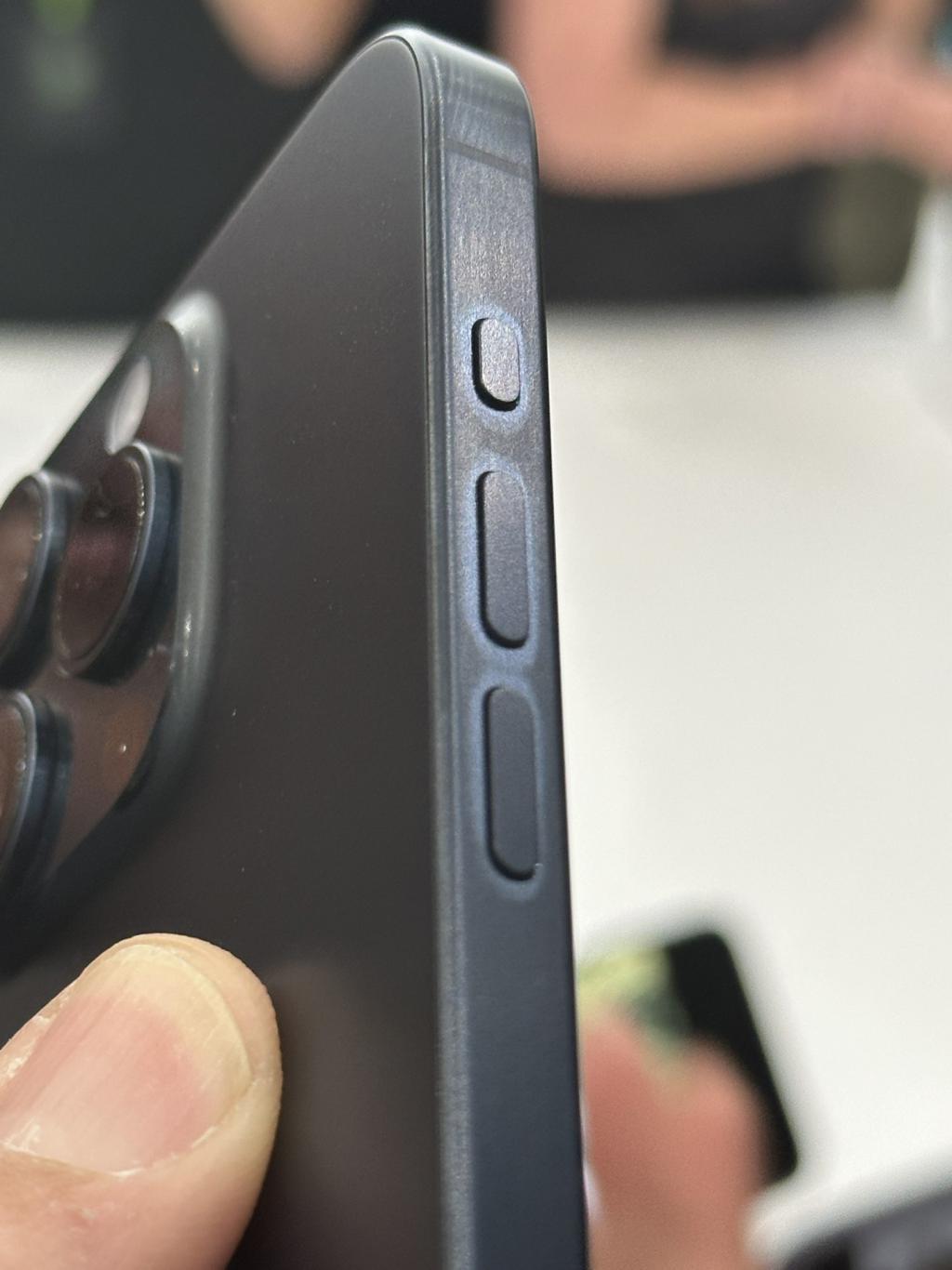 消息称 iPhone 15 Pro 系列机型存在变色和吸指纹问题