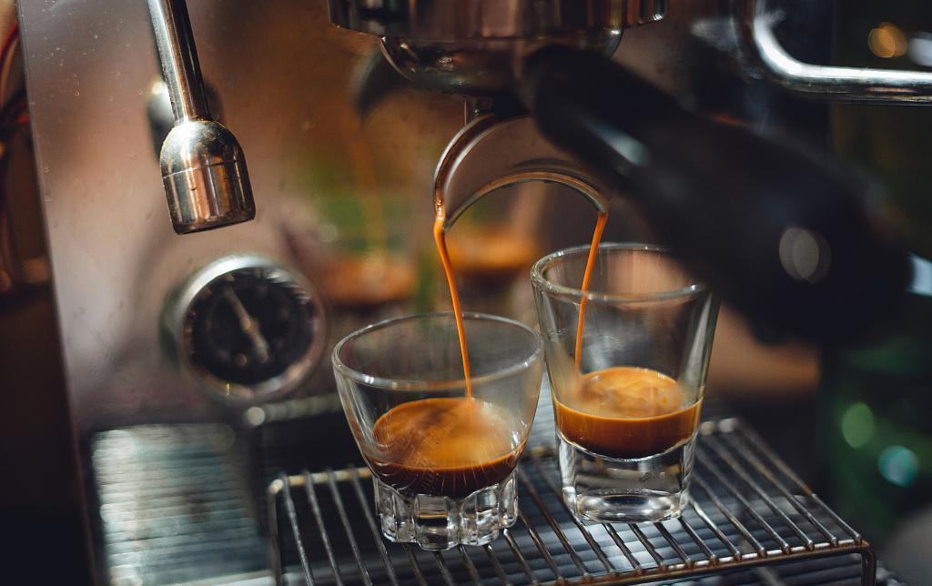 咖啡中场战事，一切都像极了国产新能源爆发的前夜