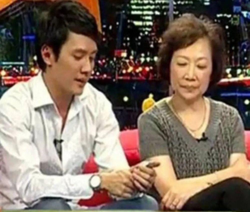 直播像小学生，44岁的冯绍峰，还没走出幼时的乖乖男光环