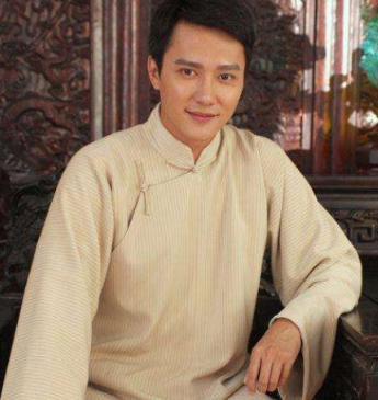 直播像小学生，44岁的冯绍峰，还没走出幼时的乖乖男光环