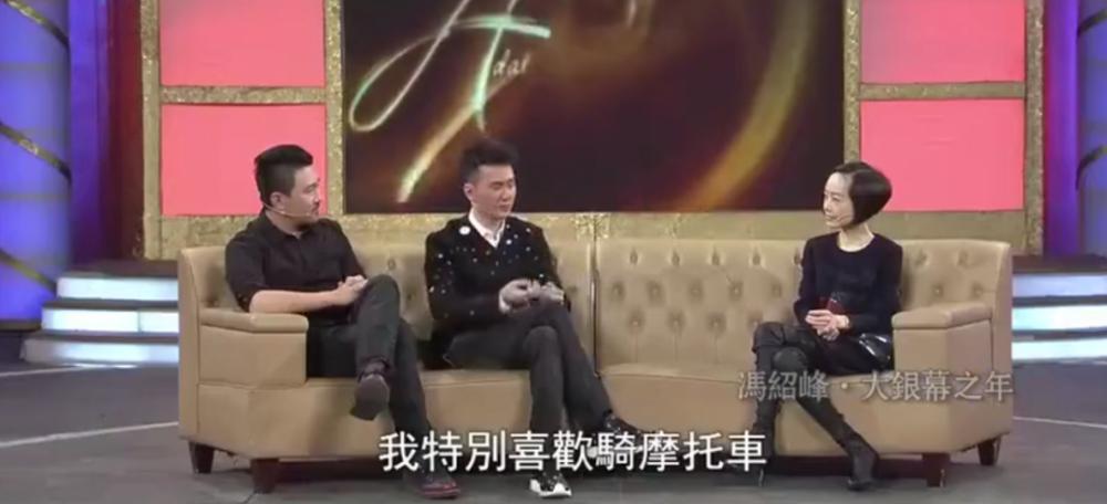 直播像小学生，44岁的冯绍峰，还没走出幼时的乖乖男光环