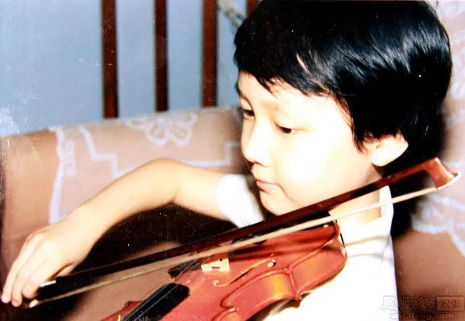 直播像小学生，44岁的冯绍峰，还没走出幼时的乖乖男光环