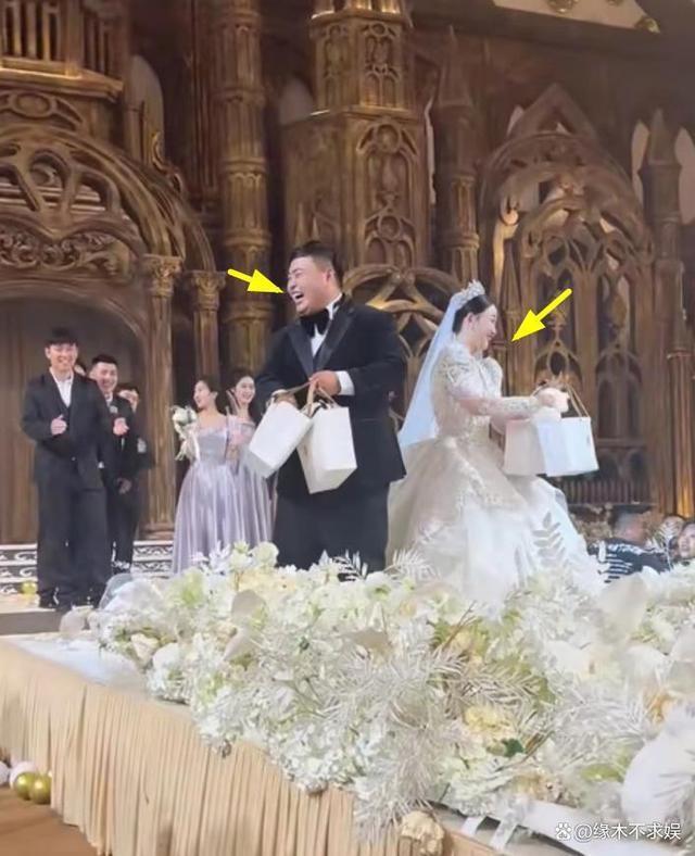 200斤网红李炮儿结婚！嘉之派随礼4万龙虾，东北酒席菜色引争议！