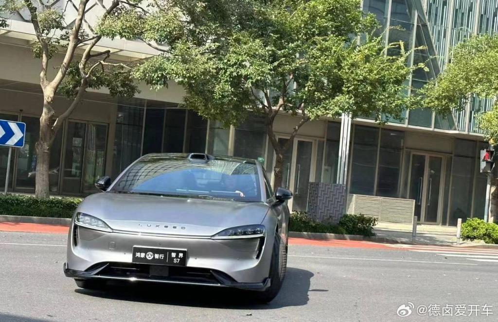 悬挂“鸿蒙智行”车牌，华为智选车首款轿跑智界 S7 实车亮相