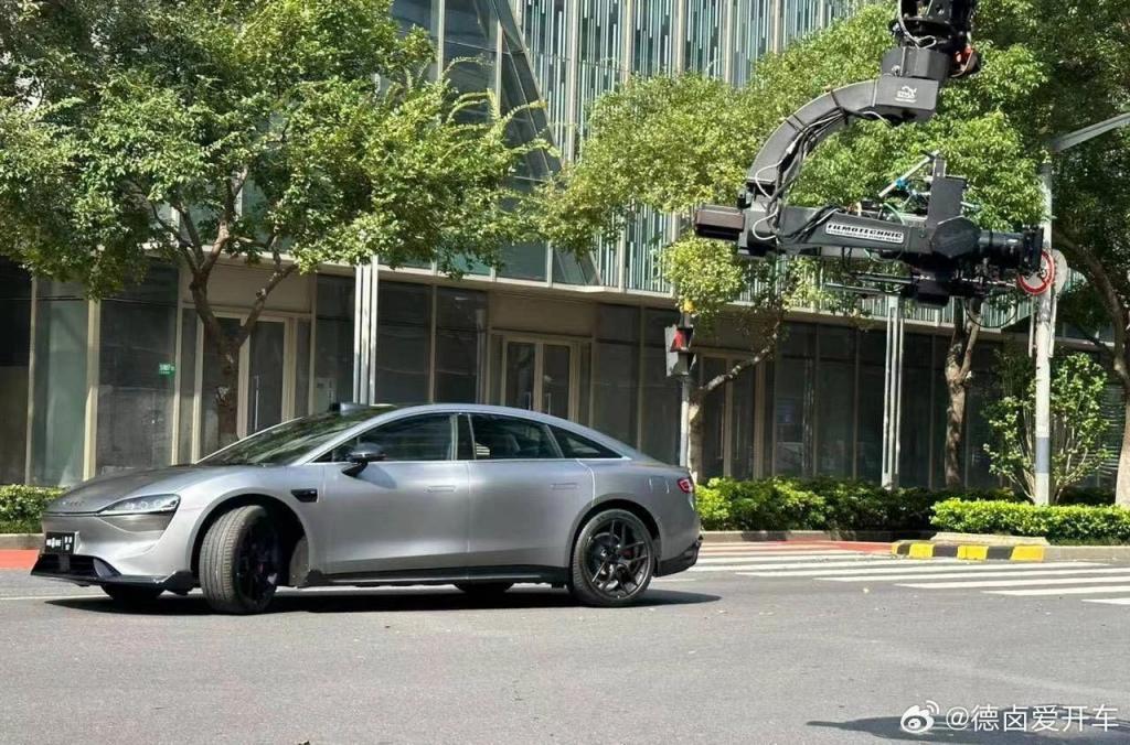 悬挂“鸿蒙智行”车牌，华为智选车首款轿跑智界 S7 实车亮相