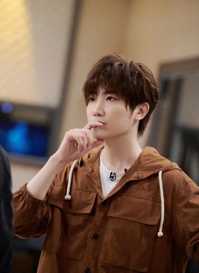 徐良为汪苏泷生日场演唱会送20只花篮 粉色花簇超有排面