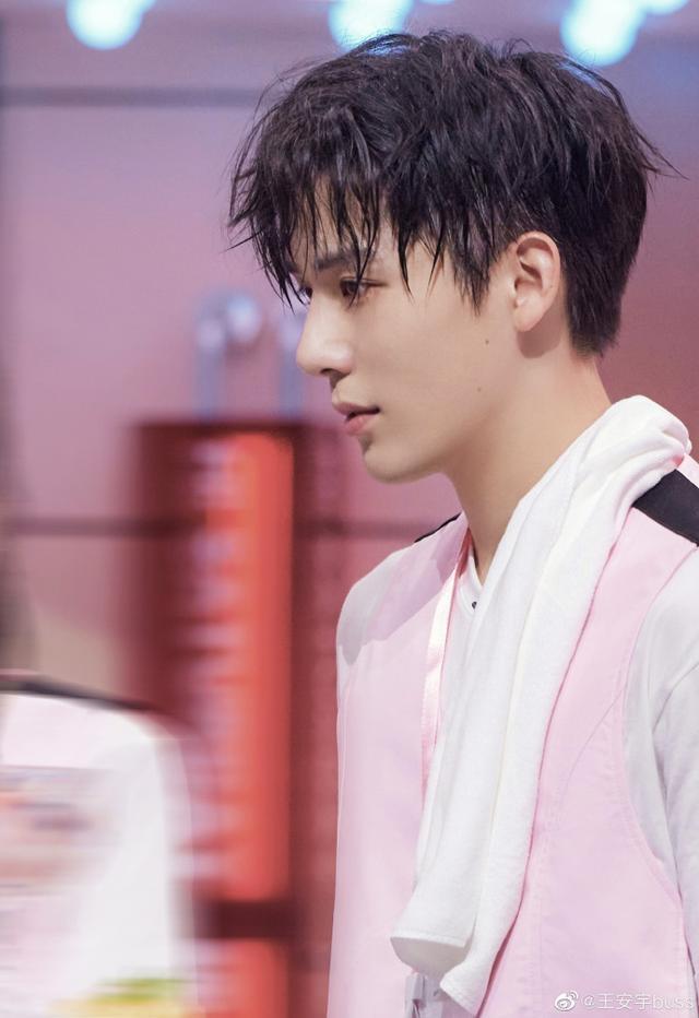 王安宇现身街头录制《花儿与少年5》卷发造型少年感足