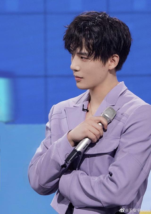 王安宇现身街头录制《花儿与少年5》卷发造型少年感足