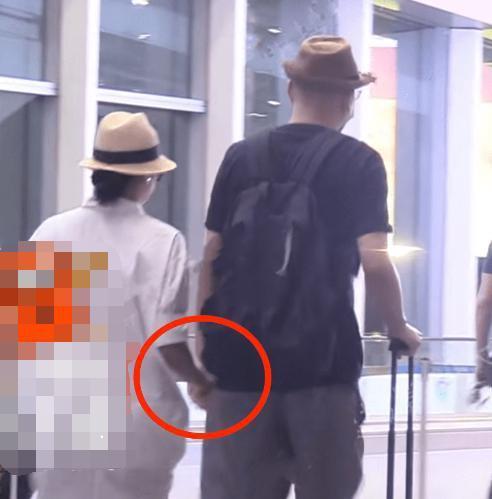 管虎梁静牵手现身机场破离婚传言 老夫老妻低调慢享生活