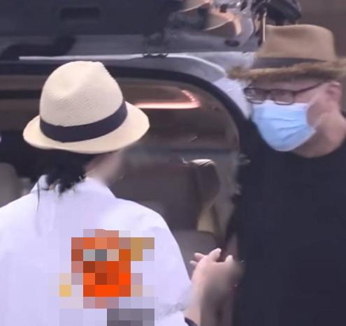 管虎梁静牵手现身机场破离婚传言 老夫老妻低调慢享生活