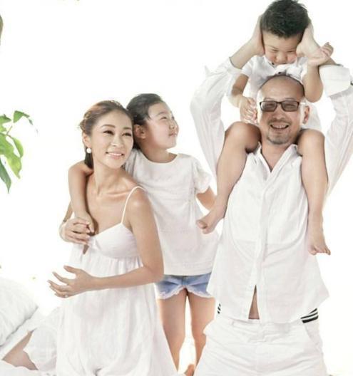 管虎梁静牵手现身机场破离婚传言 老夫老妻低调慢享生活