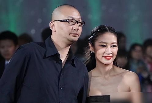 管虎梁静牵手现身机场破离婚传言 老夫老妻低调慢享生活