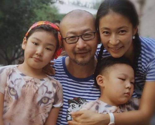 管虎梁静牵手现身机场破离婚传言 老夫老妻低调慢享生活