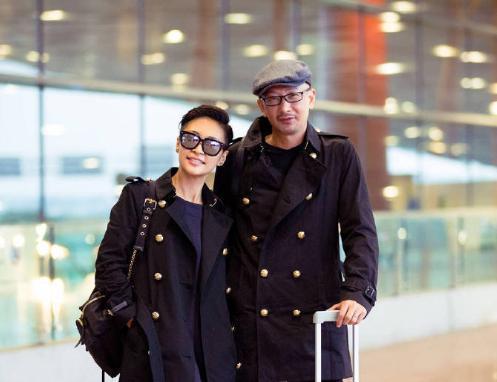 管虎梁静牵手现身机场破离婚传言 老夫老妻低调慢享生活