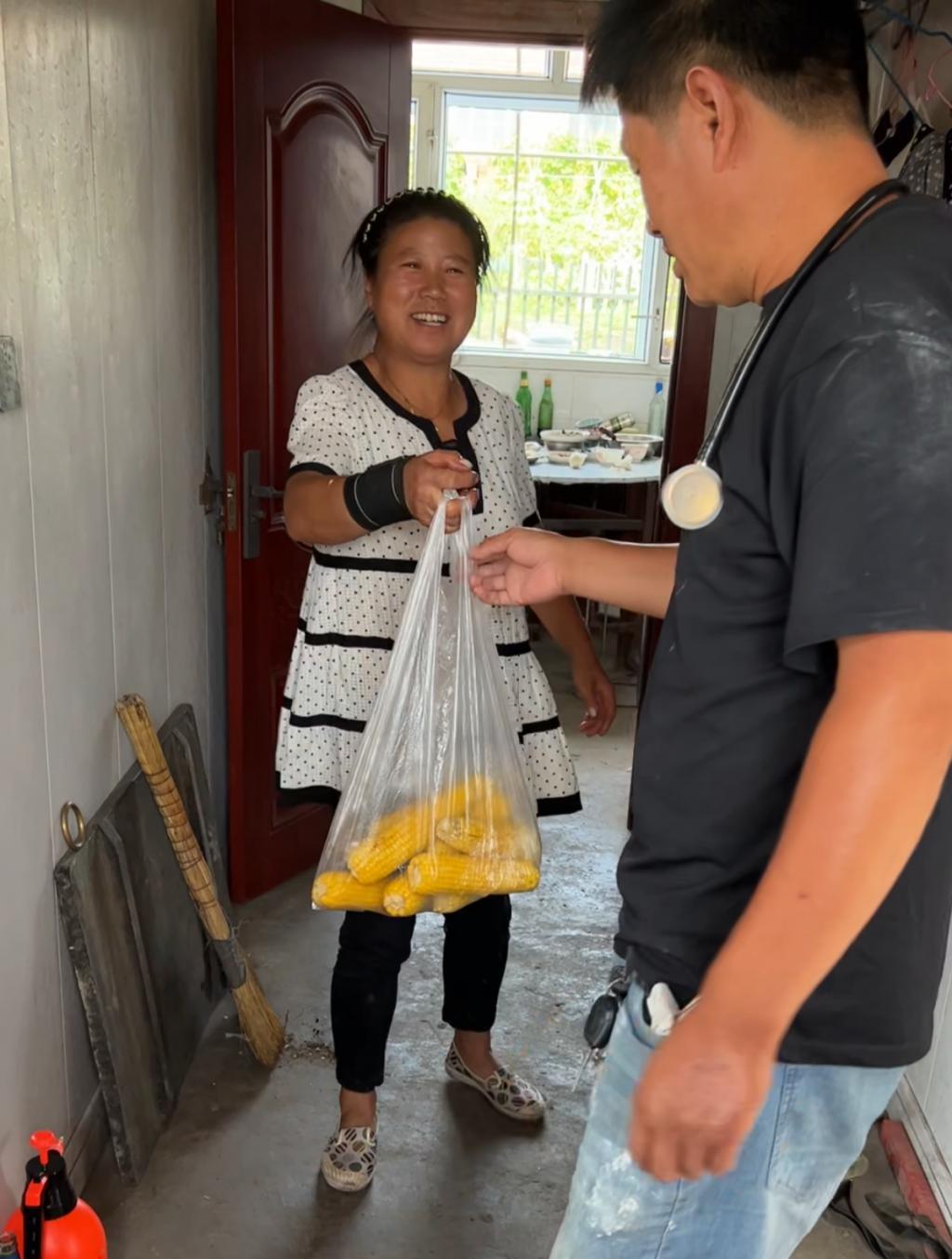 涨粉一百万后，他还在村里给牛治病。