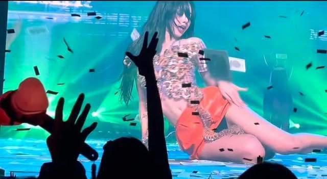 Lisa疯马秀风波后彻底放飞，造型清凉，表演从天上掉钱