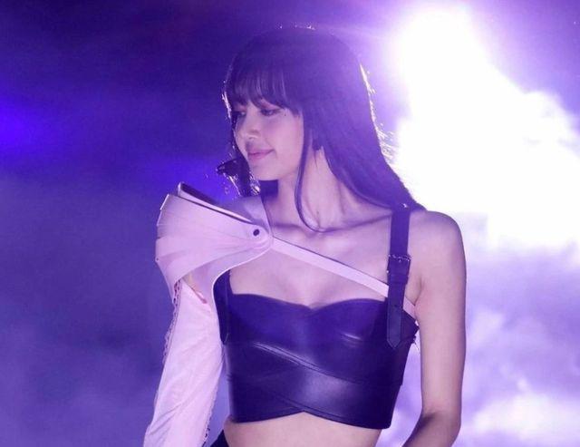 Lisa疯马秀风波后彻底放飞，造型清凉，表演从天上掉钱