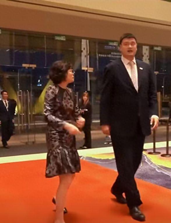 姚明携妻子参加慈善晚宴，叶莉被嘲太老气，夫妻俩全程无交流