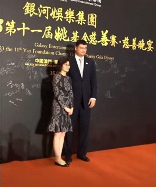 姚明携妻子参加慈善晚宴，叶莉被嘲太老气，夫妻俩全程无交流