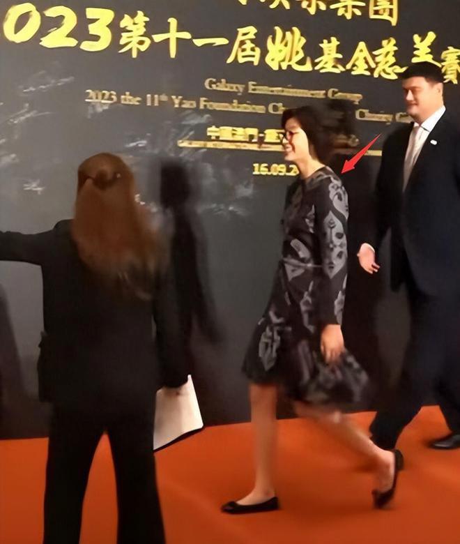 姚明携妻子参加慈善晚宴，叶莉被嘲太老气，夫妻俩全程无交流