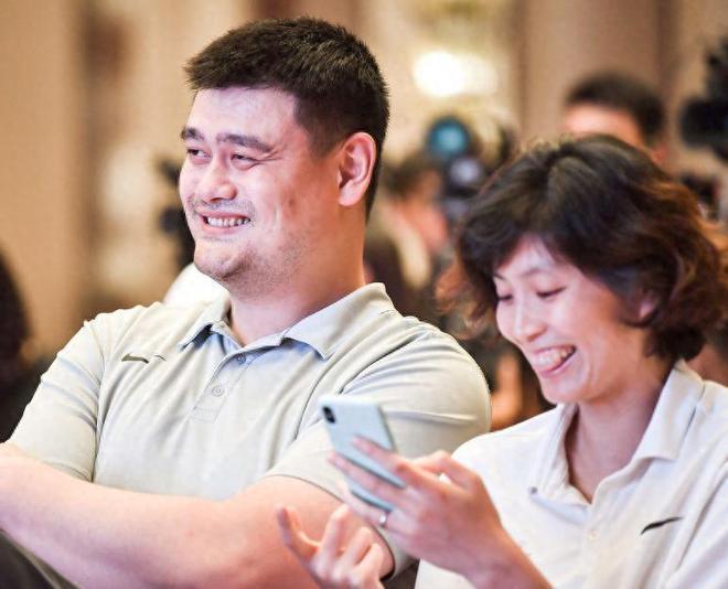 姚明携妻子参加慈善晚宴，叶莉被嘲太老气，夫妻俩全程无交流