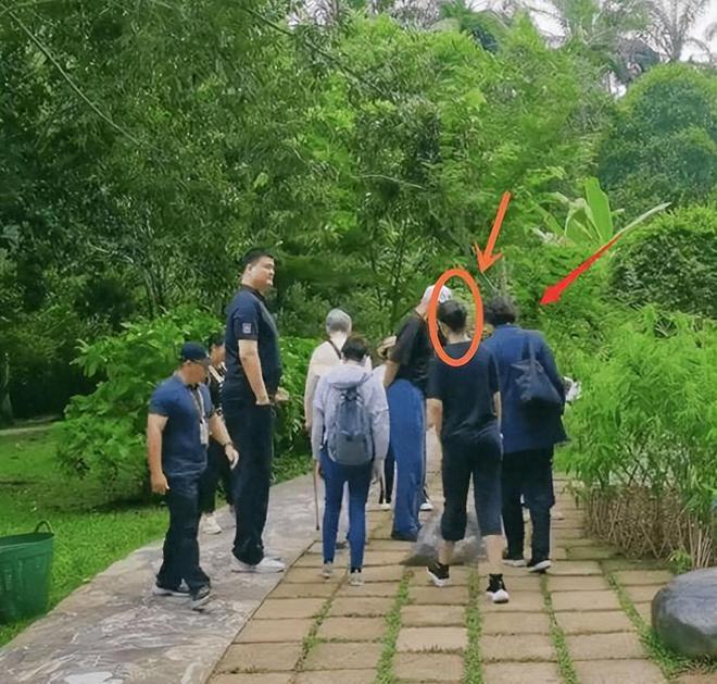 姚明携妻子参加慈善晚宴，叶莉被嘲太老气，夫妻俩全程无交流