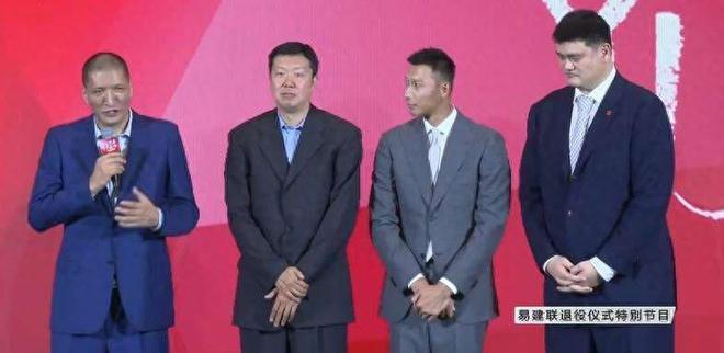 姚明携妻子参加慈善晚宴，叶莉被嘲太老气，夫妻俩全程无交流