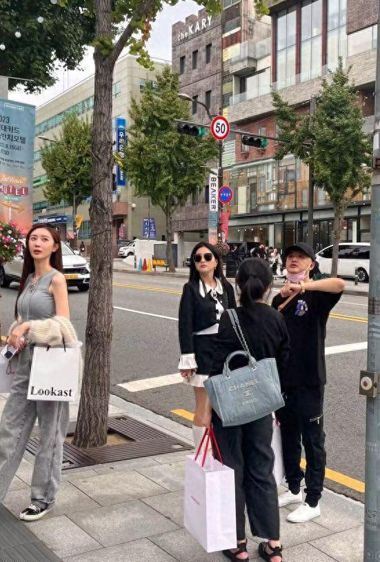 包贝尔夫妇现身韩国 包文婧穿搭土气被路人秒杀