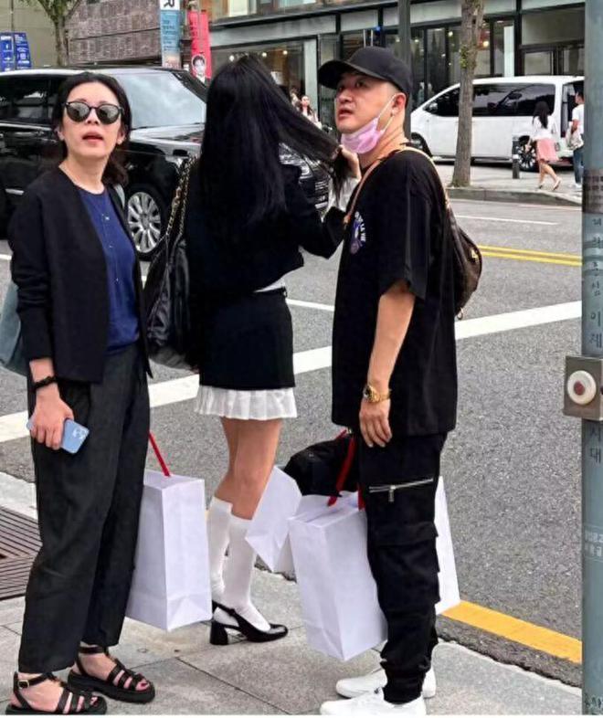 包贝尔夫妇现身韩国 包文婧穿搭土气被路人秒杀
