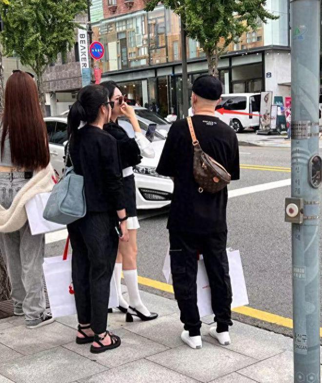 包贝尔夫妇现身韩国 包文婧穿搭土气被路人秒杀