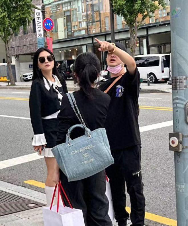 包贝尔夫妇现身韩国 包文婧穿搭土气被路人秒杀
