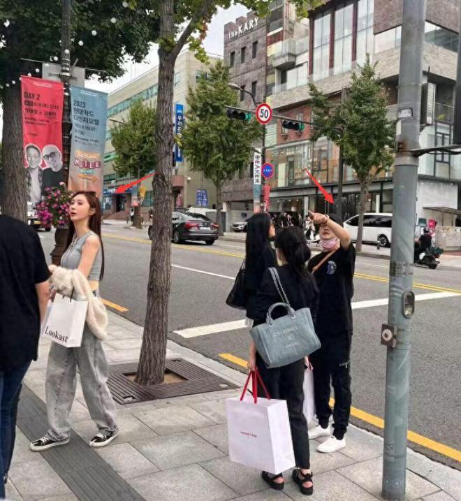 包贝尔夫妇现身韩国 包文婧穿搭土气被路人秒杀