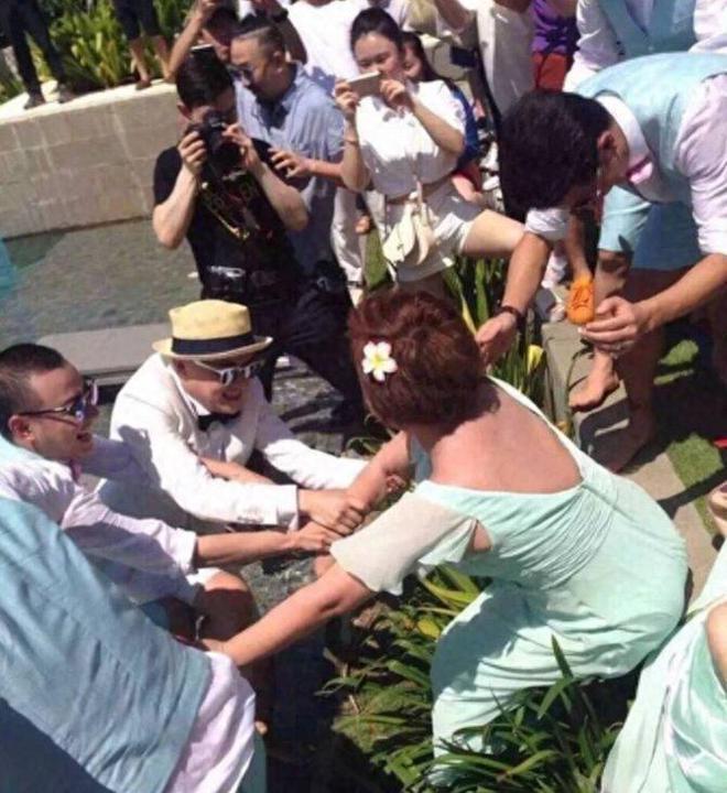 包贝尔夫妇现身韩国 包文婧穿搭土气被路人秒杀