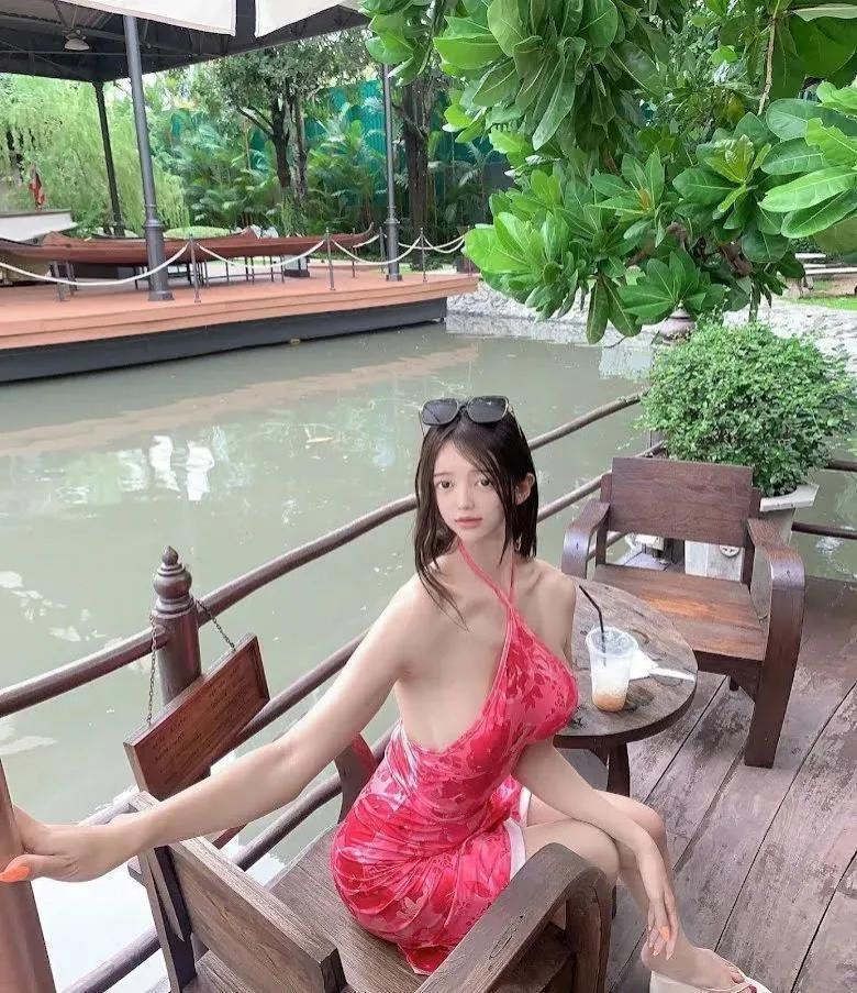 韩国网红p图过猛，迷你头 九头身身材，网友：有点诡异