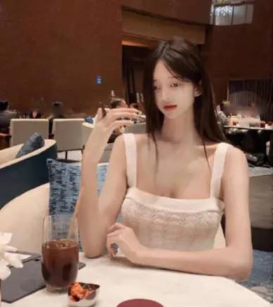 韩国网红p图过猛，迷你头 九头身身材，网友：有点诡异