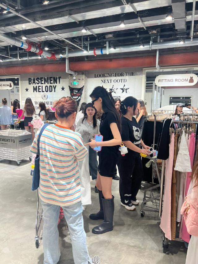 网友偶遇孙怡买衣服 all black穿搭又高又苗条
