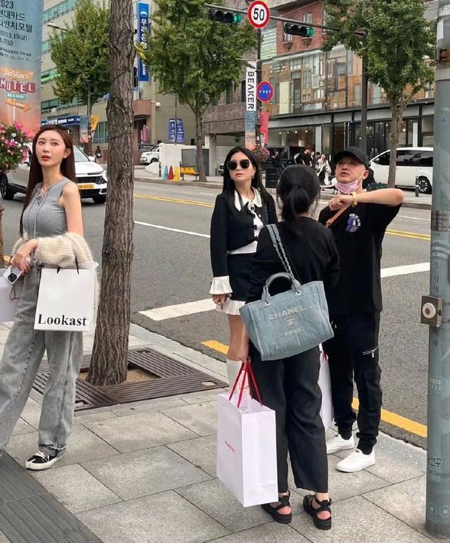 网友韩国偶遇包贝尔夫妇 包文婧短裙配白色长筒袜打扮时髦