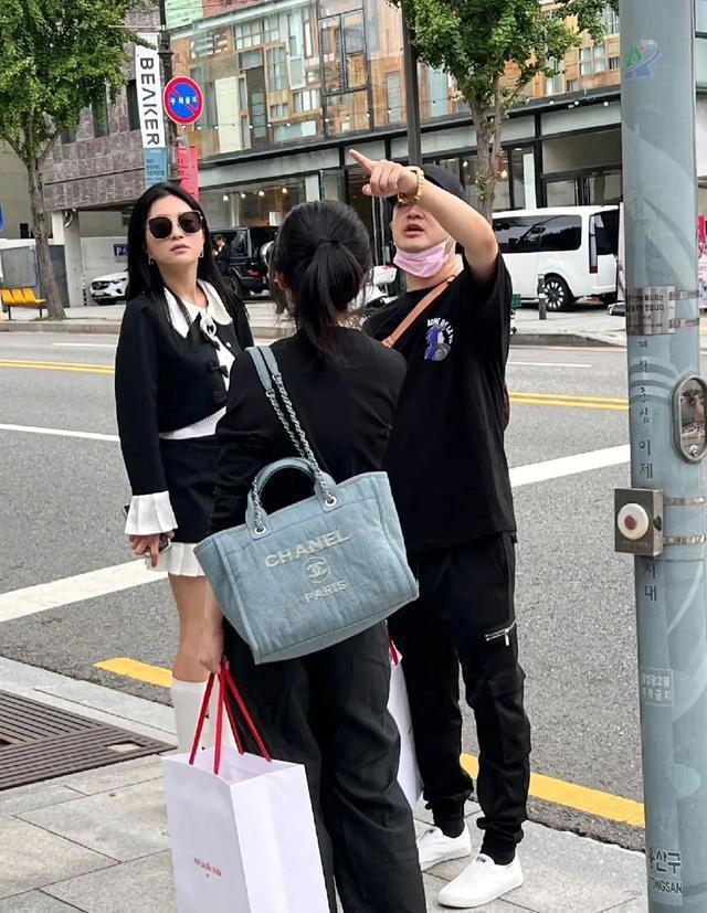 网友韩国偶遇包贝尔夫妇 包文婧短裙配白色长筒袜打扮时髦