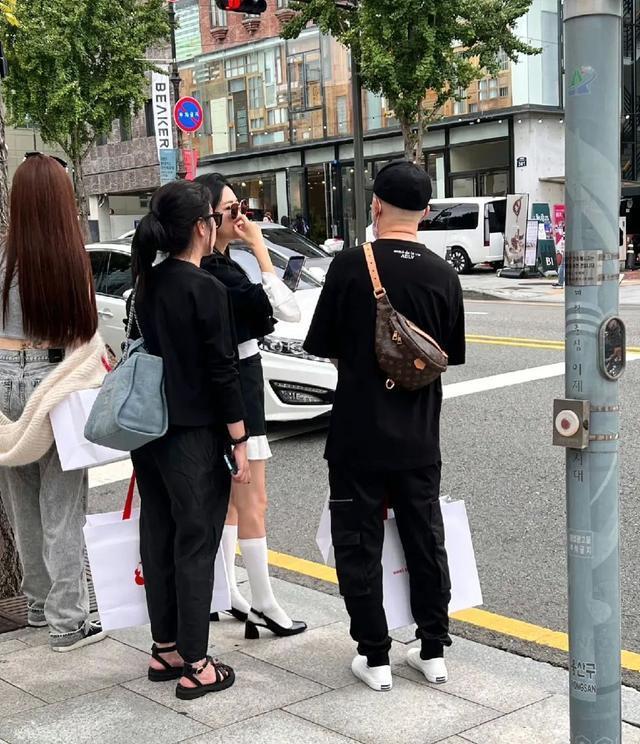 网友韩国偶遇包贝尔夫妇 包文婧短裙配白色长筒袜打扮时髦