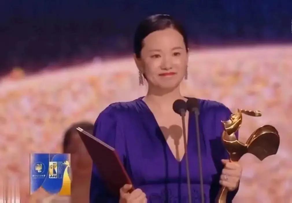 还记得《小欢喜》的刘静阿姨吗？她吃面被骂了？