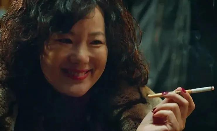 还记得《小欢喜》的刘静阿姨吗？她吃面被骂了？