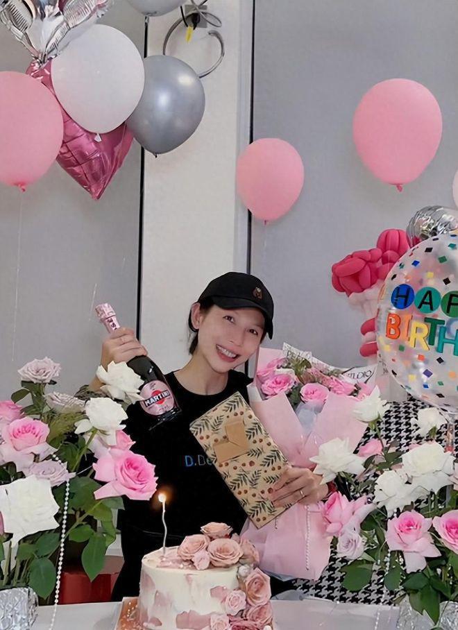 蔡少芬与蒋丽莎同框庆50岁生日 看不出12岁年龄差