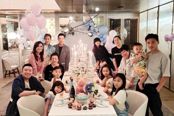蔡少芬与蒋丽莎同框庆50岁生日 看不出12岁年龄差