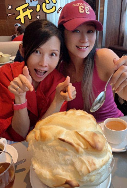 蔡少芬与蒋丽莎同框庆50岁生日 看不出12岁年龄差