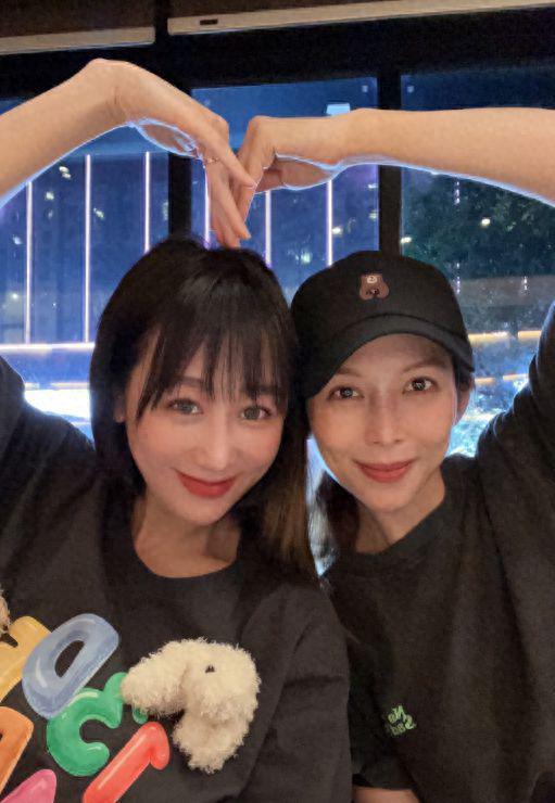蔡少芬与蒋丽莎同框庆50岁生日 看不出12岁年龄差