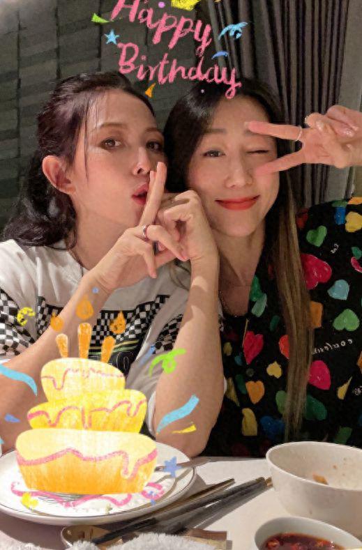 蔡少芬与蒋丽莎同框庆50岁生日 看不出12岁年龄差