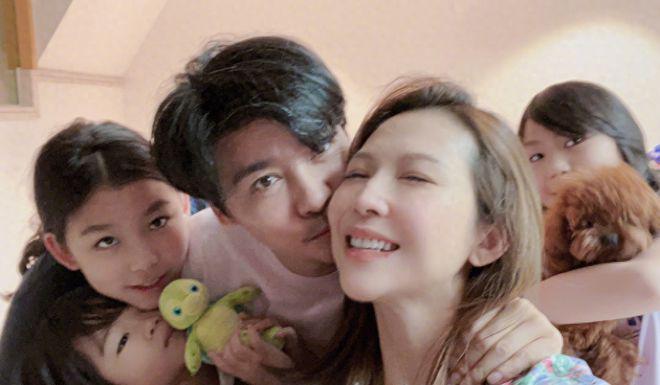 蔡少芬与蒋丽莎同框庆50岁生日 看不出12岁年龄差