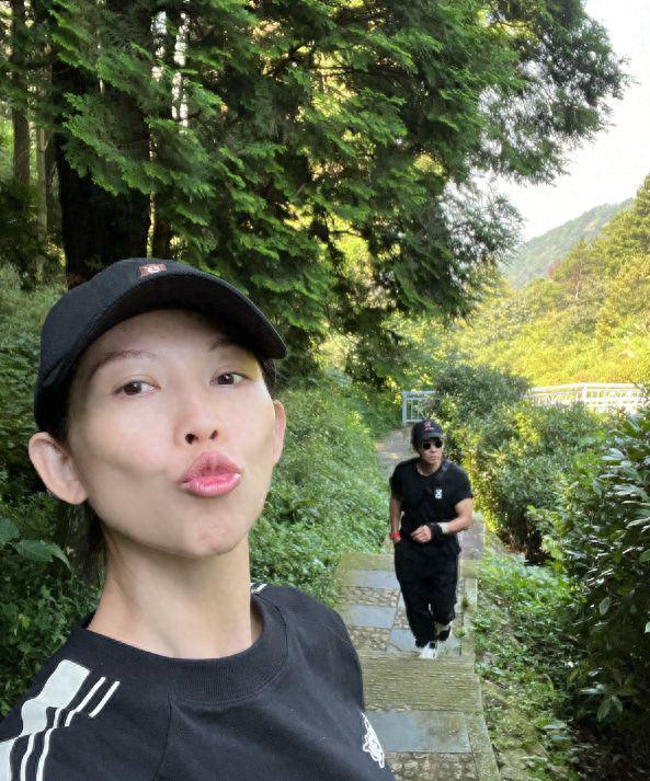 蔡少芬与蒋丽莎同框庆50岁生日 看不出12岁年龄差